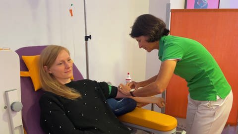 Ärztin in einer Kinderwunsch-Praxis in Tübingen gibt ihrer Patientin eine Infusion. Eine Eizellspende würde ihr auch helfen, sollte sie in Deutschland legalisiert werden. (Foto: SWR)