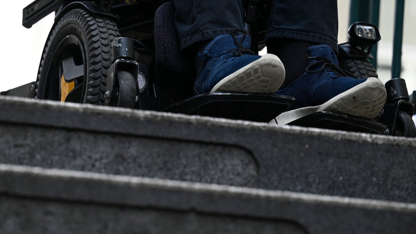 Ein Rollstuhlfahrer steht vor einer Treppe: Fehlende Barrierefreiheit bereitet Menschen mit Behinderung noch immer Probleme - auch einer Gruppe aus dem Zollernalbkreis. (Foto: dpa Bildfunk, picture alliance/dpa | Jessica Lichetzki)