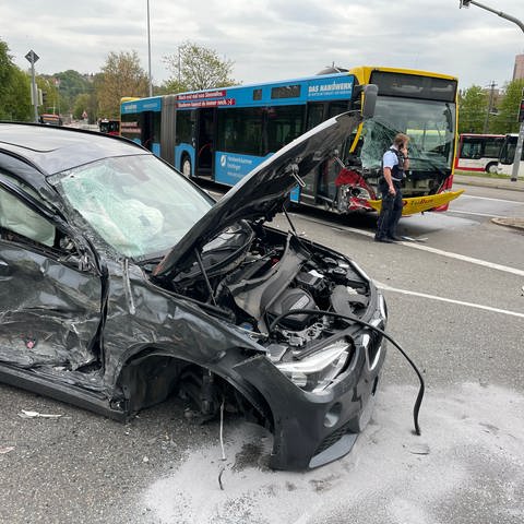 Am Dienstagnachmittag ist in der Europastraße ein Autofahrer ersst mit einem Bus und dann mit einem Escooter zusammengeprallt. Zwei Menschen wurden schwer verletzt.  (Foto: SWR)