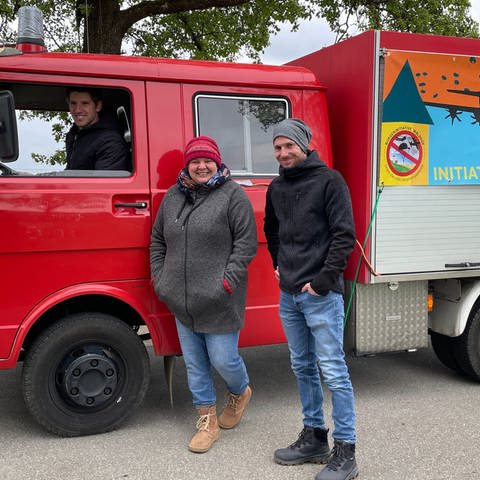 Die Bürgerinitiative "Waldhof" fuhr zum Tag des Lärms mit diesem umgebauten Feuerwehrauto durch die Ortschaften und spiele dabei laut dem Fluglärm des geplanten Absprunggeländes des Kommando Spezialkräfte der Bundeswehr ab.  (Foto: SWR, Theresa Krampfl)