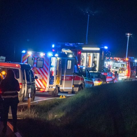 Mehrere Rettungsfahrzeuge stehen in langer Reihe am Unglücksort in Meßstetten im Zollernalbkreis. (Foto: Jannik Nölke)