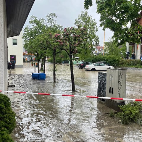 Eine überschwemmte Straße nach einem Unwetter in Bisingen (Zollernalbkreis) (Foto: SWR)