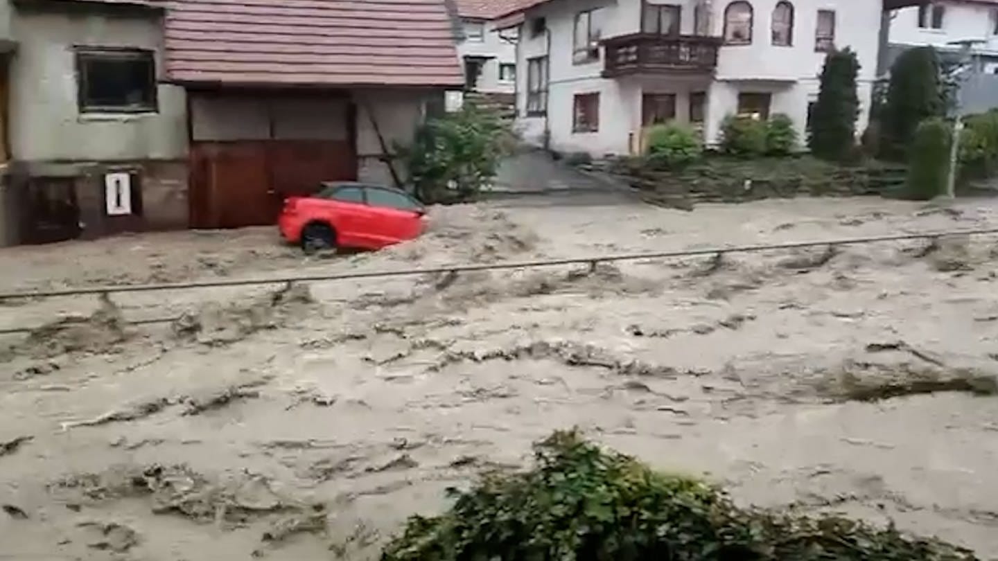 Überschwemmungen am 2. Mai in Bisingen (Foto: Betroffene Familie Sickinger)