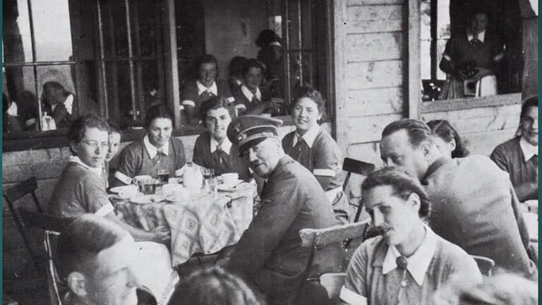 Adolf Hitler mit Frauen des Reichsarbeitsdienstes im Teehaus des Führerhauptquartiers der Nazis am Kniebis (Foto: Walter-Frentz-Collection)