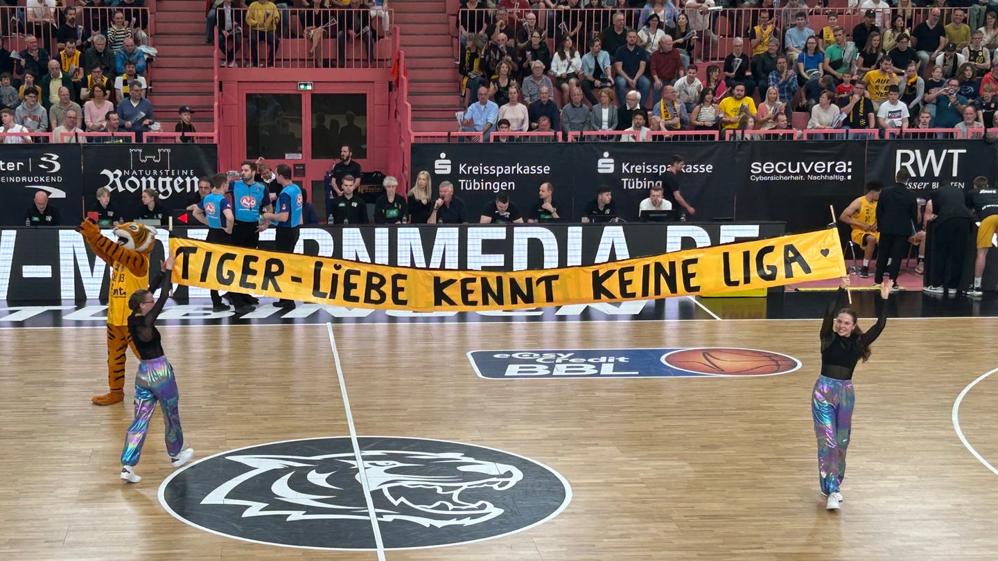 Ein Banner in der Paul-Horn-Arena in Tübingen mit der Aufschrift: 