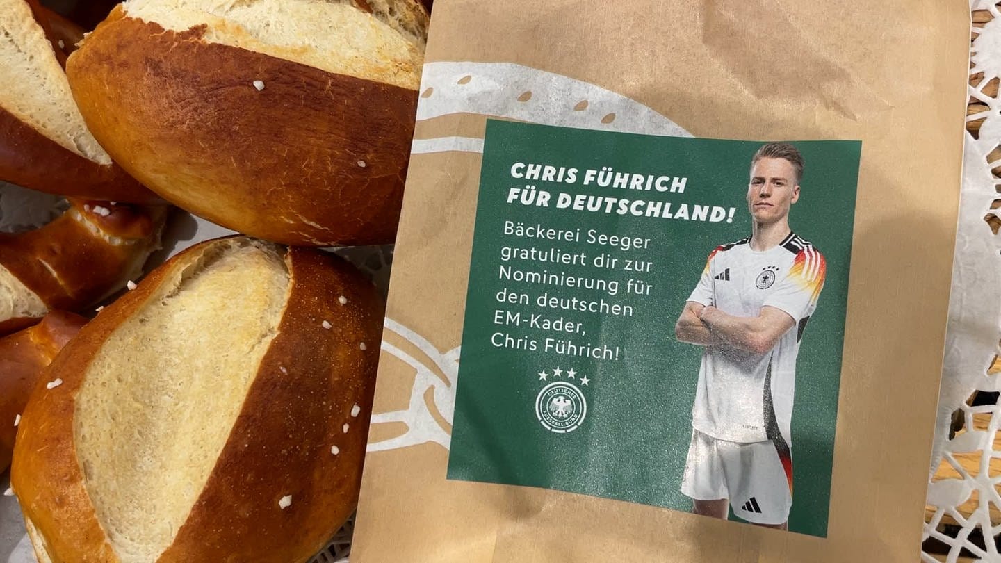 DFB Nationalspieler Chris Führich auf den Bäckertüten von Bäckerei Seeger in Nagold (Foto: SWR, Anne Jethon)