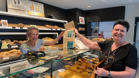 Bäckerei in Nagold packt Backwaren ein in Bäckertüte mit Foto des Fussballers Chris Fuehrich