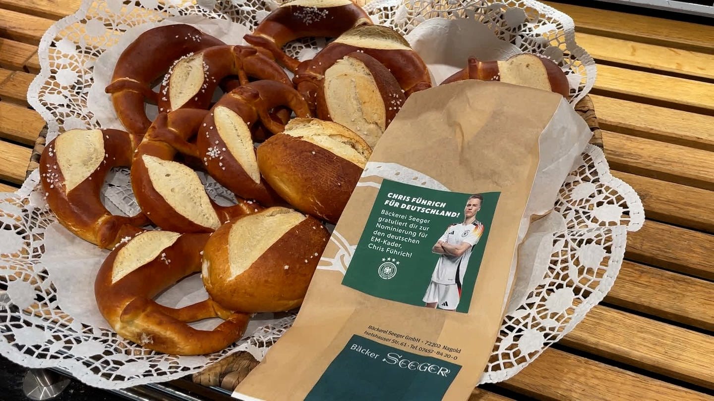 Bäckerei Seeger klebt Sticker von Chris Führich auf ihre Bäckertüten (Foto: SWR, Anne Jethon)