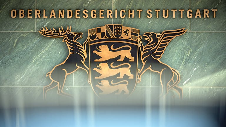 Das Emblem des Oberlandesgerichts Stuttgart. Am Gericht wurde am Mittwoch in Stuttgart der Prozess um mutmaßliche "Reichsbürger" weitergeführt.