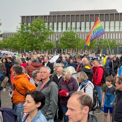 Große Menschengruppe bei einer Demo zu 75 Jahre Grundgesetz in Reutlingen.
