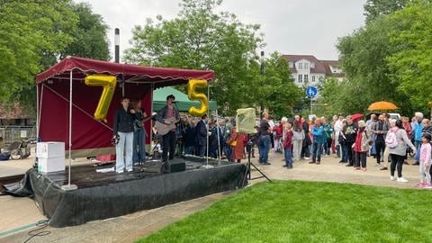 Bühne mit Musikern bei einer Kundgebung zu 75 Jahre Grundgesetz in Reutlingen.