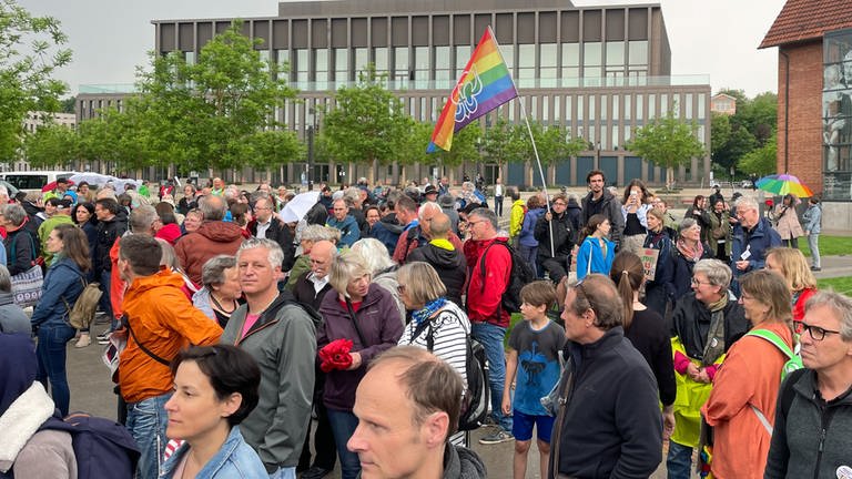 Große Menschengruppe bei einer Kundgebung zu 75 Jahre Grundgesetz in Reutlingen.