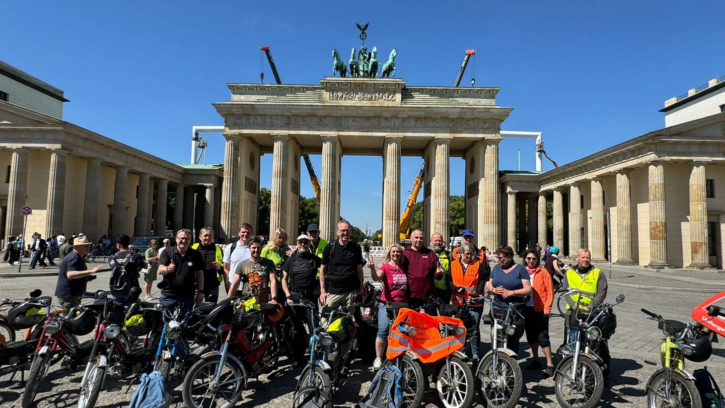 Die Mofa-Gruppe in Berlin vor dem Brandenburger Tor (Foto: Markus Flammer)