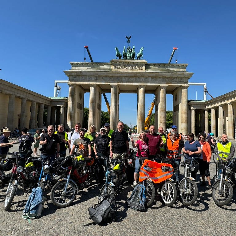 Die Mofa-Gruppe in Berlin vor dem Brandenburger Tor