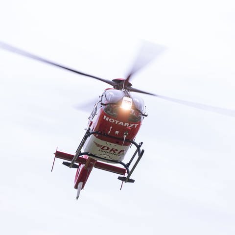 Ein Rettungshubschrauber landet auf dem Helikopterlandeplatz der Station Leonberg der DRF Luftrettung.