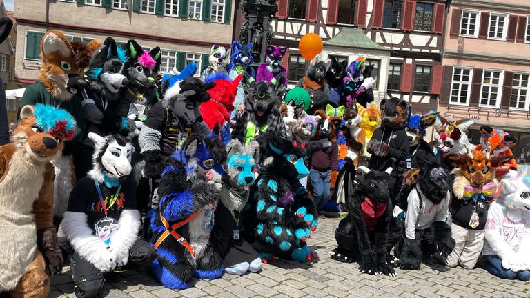 Rund 50 Menschen sind in Tierkostümen verkleidet auf dem Marktplatz von Tübingen unterwegs gewesen - einfach zum Spaß und aus Leidenschaft zu vermenschlichten Tier- und Fabelwesen.