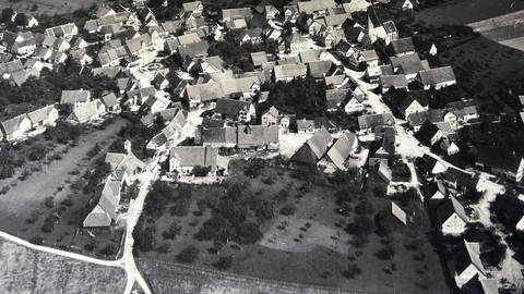 Schwarz-weiß Aufnahmen des Dorfes Gruorn