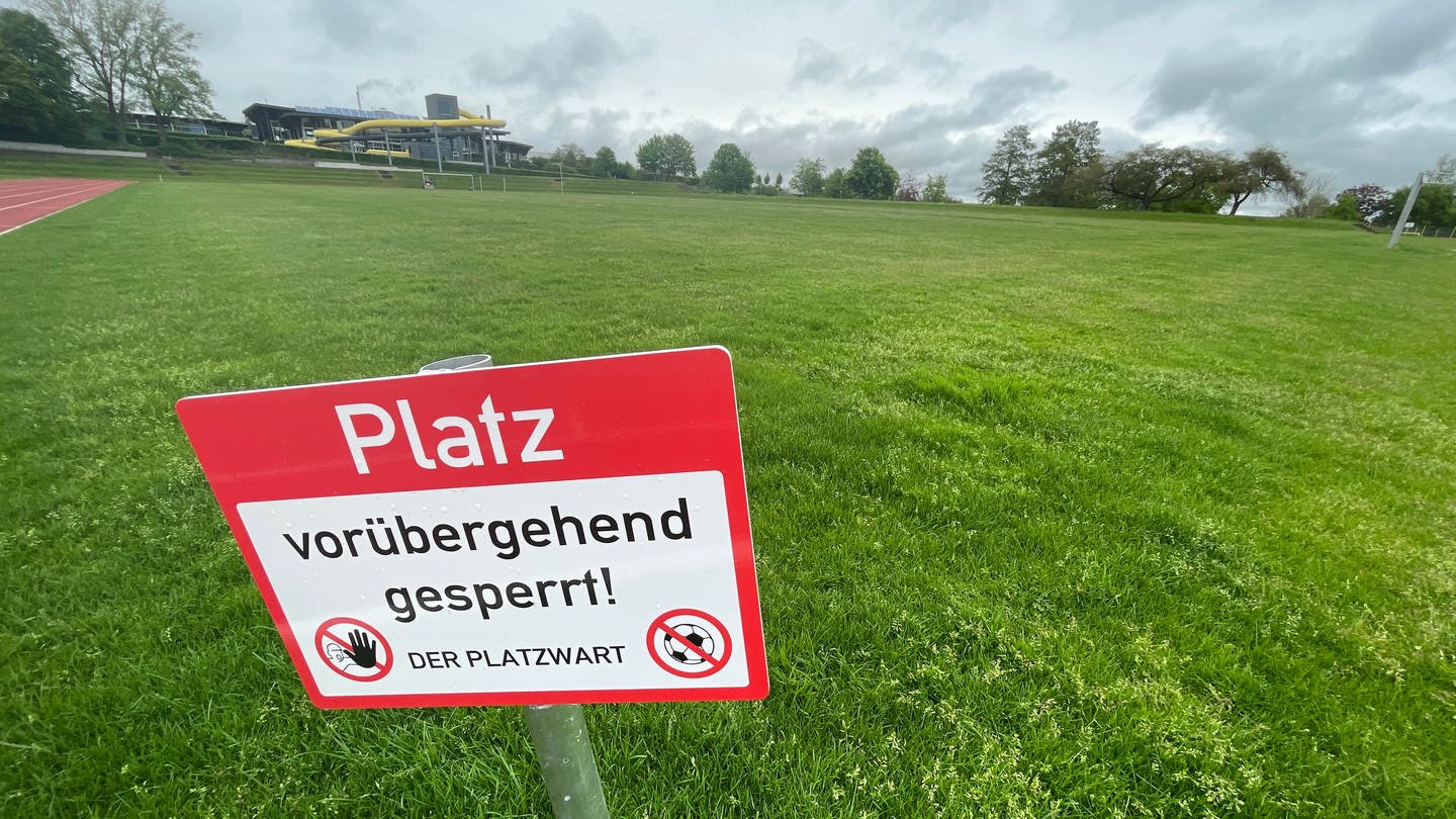 Fußball-EM: Ein Schild im Hermann-Saam-Stadion in Freudenstadt weist darauf hin, dass der Platz noch gesperrt ist. (Foto: SWR, Markus Beschorner)