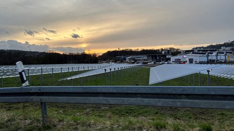 Die Gestelle für die PV-Anlage des neuen Solarparks Traufwiesen stehen bereits. Das dritte Solarohr Tübingens im Licht des Sonnenuntergangs.