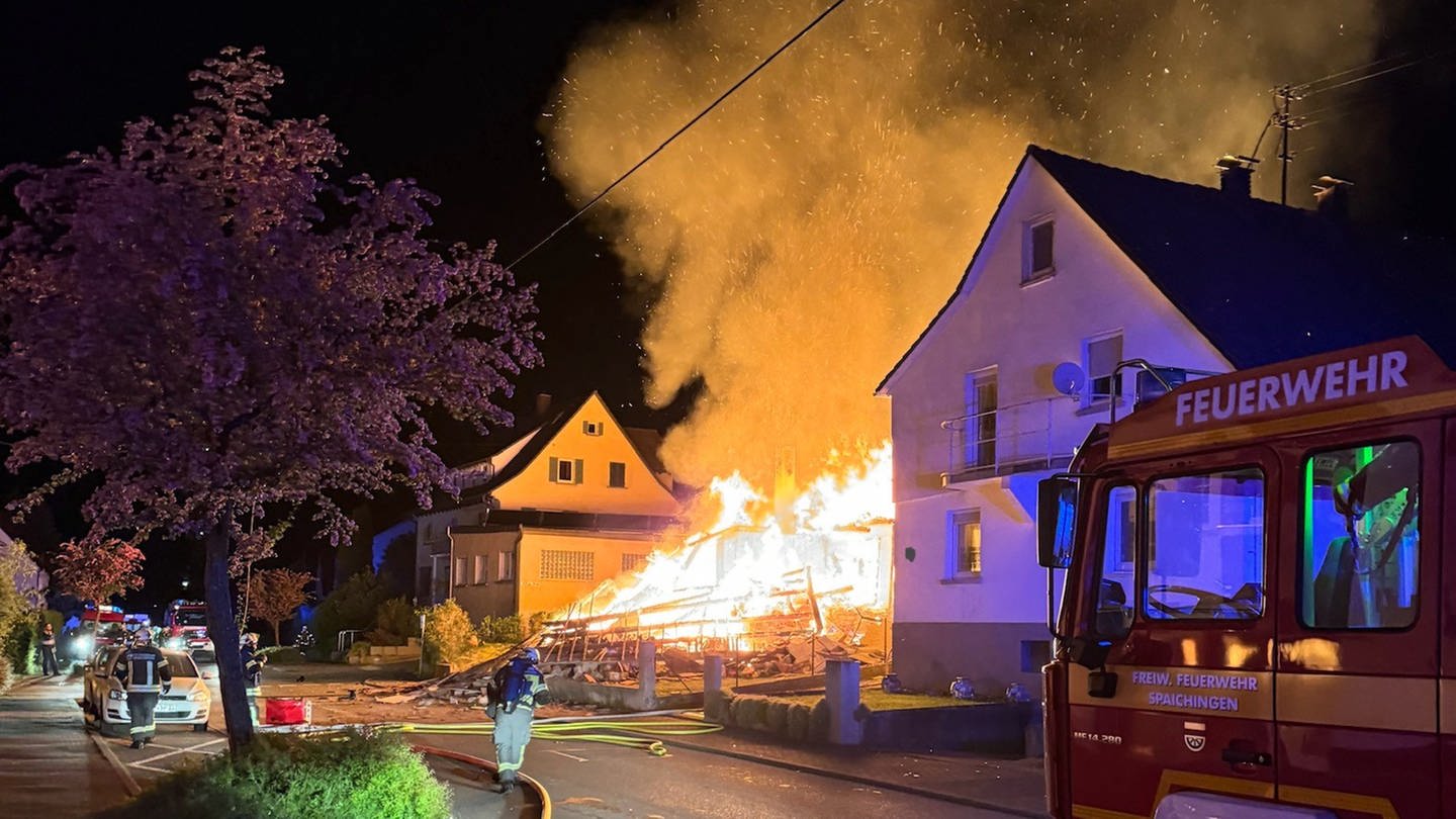 Nach einer Explosion und einem lauten Knall brennt das Haus eines 82-jährigen Mannes in Spaichingen lichterloh. Die Feuerwehr kann nur noch löschen. (Foto: Freiwillige Feuerwehr Spaichingen)