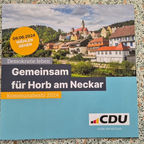 In Horb (Kreis Freudenstadt) sorgt ein Wahlprospekt der CDU für Aufregung. Es hat anonyme Beschwerden gegeben. Unter anderem, weil sich ein Kandidat für den Gemeinderat in Feuerwehruniform fotografieren ließ.