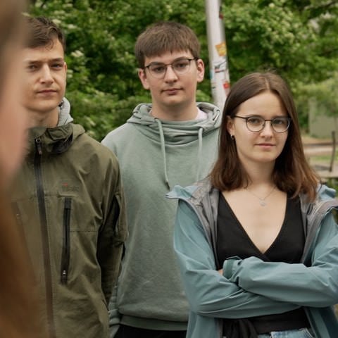 Jugendliche am Carlo-Schmid-Gymnasium in Tübingen hören ihren Mitschülern zu. Die zehnte Klasse befasst sich zum Jubiläum intensiv mit dem Grundgesetz - und Carlo Schmid.