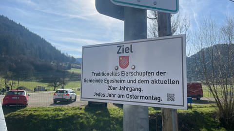 Ein Schild beim Ziel des Eierschupfens in Egesheim weist ganzjährig auf den Osterbrauch hin.