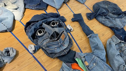 Die Modedesignerin und Künstlerin Anna Weber hat bis Ende Mai einen Pop-Up-Store in Rottenburg im Kreis Tübingen. Dort zeigt sie auch Live-Installationen mit ihrer Kunst aus Jeans.