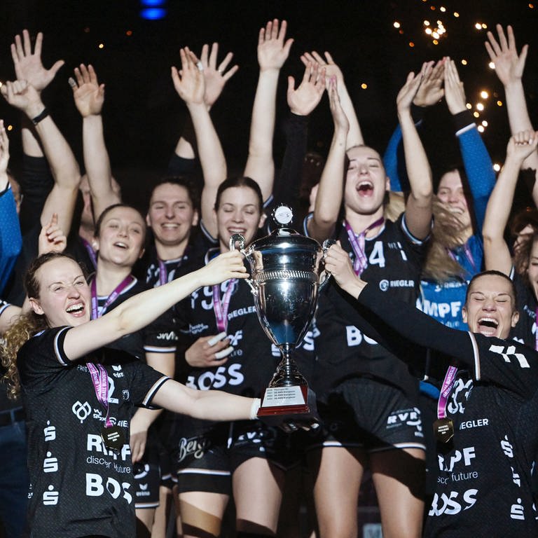 Es war eine Sensation: Im März haben die TUSSIES aus Metzingen den Deutschen Handballpokal der Frauen gewonnen.