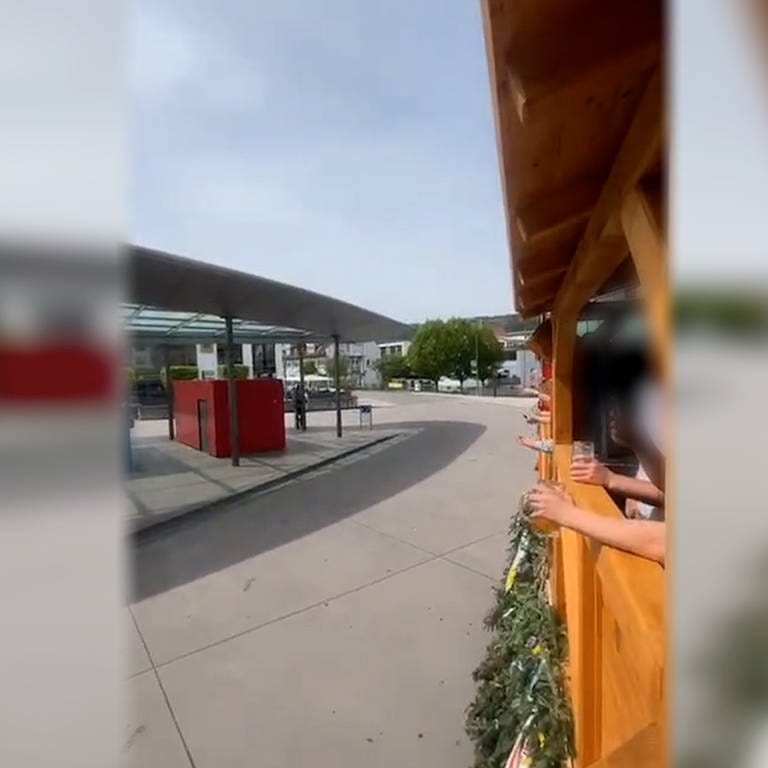 Der Maiwagen am ersten Mai am Busbahnhof in Nagold: Wie auf Sylt haben die Mitfahrenden ausländerfeindliche Parolen gegrölt. Das Bild stammt aus dem aktuell verbreiteten Video.
