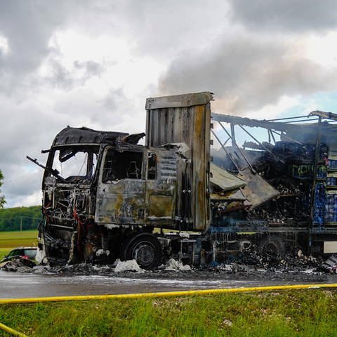 Bei Bad Urach  Abzweigung Hengen ist ein Lastwagen mit Metallteilen in Brand geraten und völlig ausgebrannt. Feuerwehr ist im Einsatz. Die B28 ist in beide Richtungen gesperrt, Umleitungen sind laut Polizei eingerichtet.