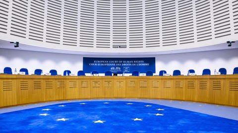 Blick in den Gerichtssaal vor einer Verhandlung am Europäischen Gerichtshof für Menschenrechte. Dieser hat nun die sogenannte Schulbus-Klage einer Familie aus dem Kreis Tübingen abgewiesen.