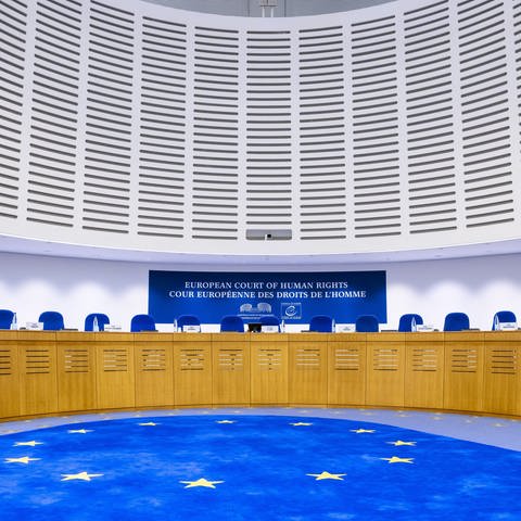 Blick in den Gerichtssaal vor einer Verhandlung am Europäischen Gerichtshof für Menschenrechte. Dieser hat nun die sogenannte Schulbus-Klage einer Familie aus dem Kreis Tübingen abgewiesen.