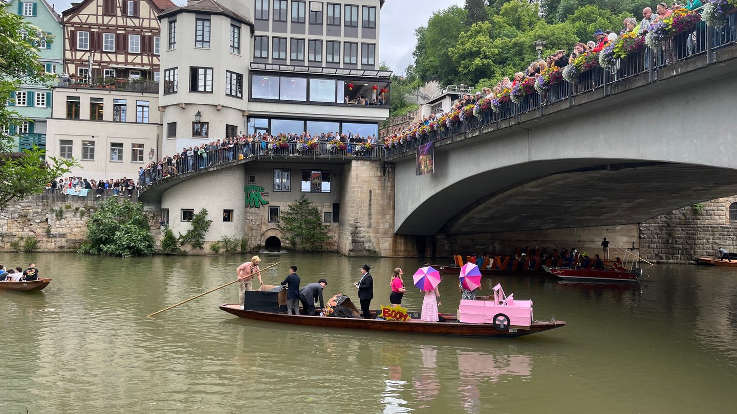 Das Stocherkahnrennen in Tübingen hat mit der Kostümparade begonnen. Die Entscheidung war erst am späten Vormittag gefällt worden, dass das traditionelle Rennen trotz starker Strömung stattfinden darf. (Foto: SWR)