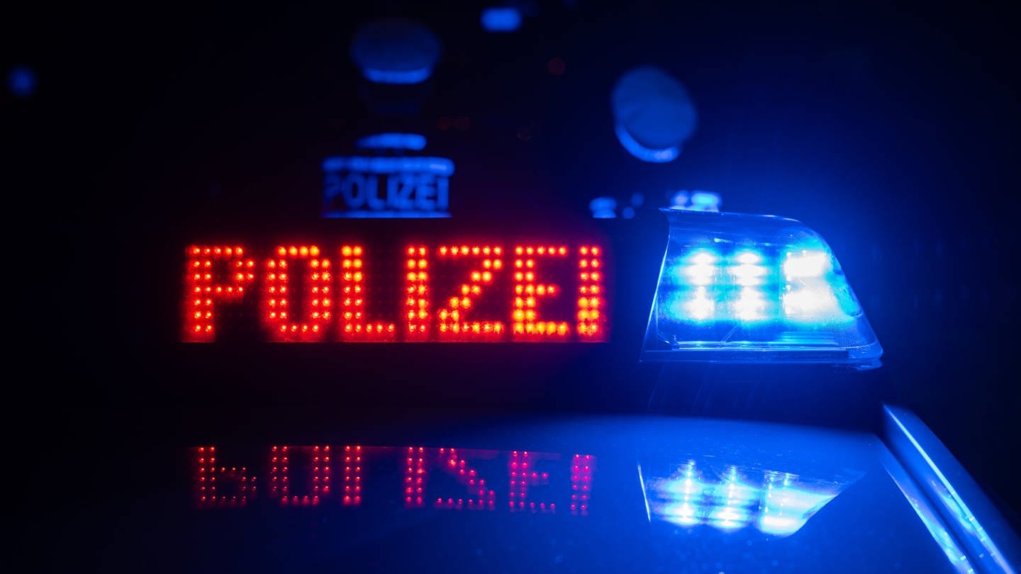 Symbolfoto: Polizei bei Nacht. (Foto: dpa Bildfunk, Picture Alliance)