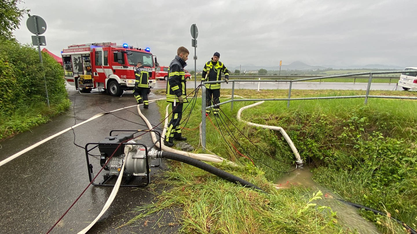 Feuerwehr Sickenhausen pumpe Abwasserkanal frei (Foto: SWR, Roland Altenburger)