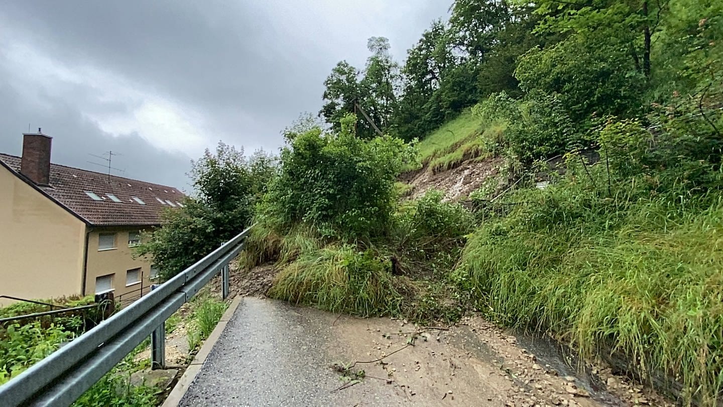 Durch den vielen Regen am Wochenende ist in Bad Urach (Kreis Reutlingen) ein Hang abgerutscht. Verletzt wurde niemand. (Foto: SWR, Roland Altenburger)