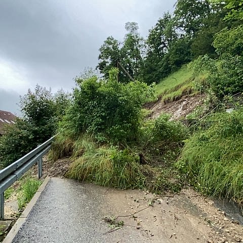 Durch den vielen Regen am Wochenende ist in Bad Urach (Kreis Reutlingen) ein Hang abgerutscht. Verletzt wurde niemand.