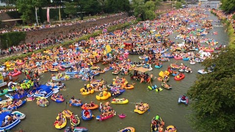 Tausende Teilnehmer auf der Donau beim Ulmer Nabada am Schwörmontag (Foto: SWR, Philipp Link-Ehnert)