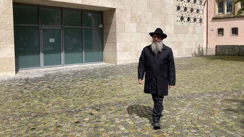 Rabbiner Shneur Trebnik vor der Synagoge in Ulm (Foto: SWR, Monika Götz)