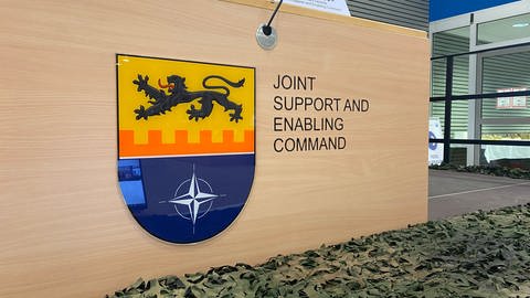 JSEC-Symbol am Eingang der Ulmer Wilhelmsburgkaserne - Wegen des Krieges in der Ukraine ist das Ulmer NATO-Unterstützungskommando JSEC aktiviert worden. (Foto: SWR, Rainer Schlenz)
