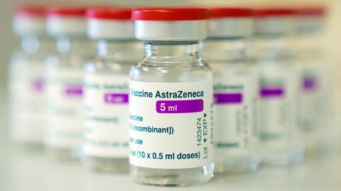 Ampullen mit dem Corona-Impfstoffs des Herstellers Astrazeneca (Foto: dpa Bildfunk, picture alliance / dpa / Nicolas Armer)