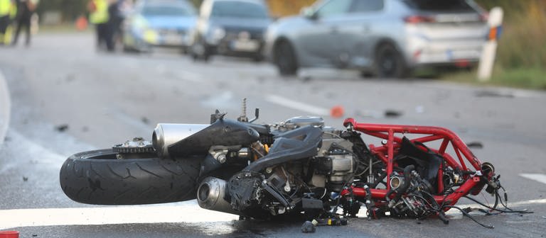 Ein kaputtes Motorrad liegt nach einem Unfall in Neu-Ulm auf der Straße, der Fahrer starb (Foto: Ralf Zwiebler/z-media)