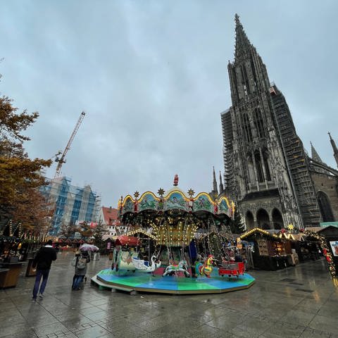 Vorweihnachtliche Stimmung auf dem Ulmer Weihnachtsmarkt auf dem Münsterplatz - trotz Regenwetters.  (Foto: SWR, Yannick Lipinski)