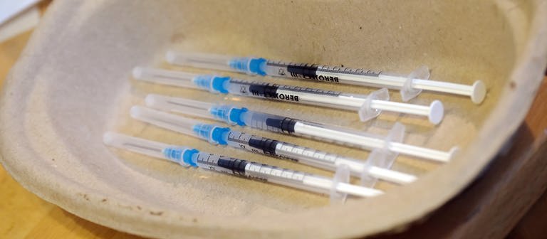 Impf-Spritzen liegen in einer Schale (Foto: dpa Bildfunk, picture alliance/dpa/dpa-Zentralbild | Sebastian Willnow)