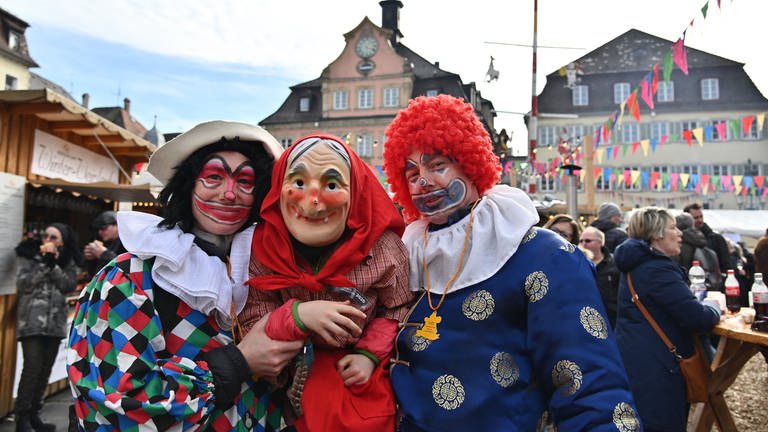 Zwei Clowns und eine Hexe in Schwäbisch Gmünd 2020 (Foto: dpa Bildfunk, Jan-Philipp Strobel)