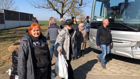 Geflüchtete aus der Ukraine stehen vor einem Bus in Elchingen - sie wurden mit einem Hilfstransport in die Region gebracht (Foto: SWR, Frank Polifke)