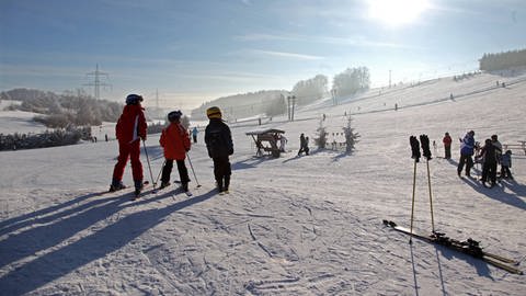Skifahrer stehen auf der Piste in Westerheim (Foto: imago images, Imago images / Wilhelm Mierendorf)