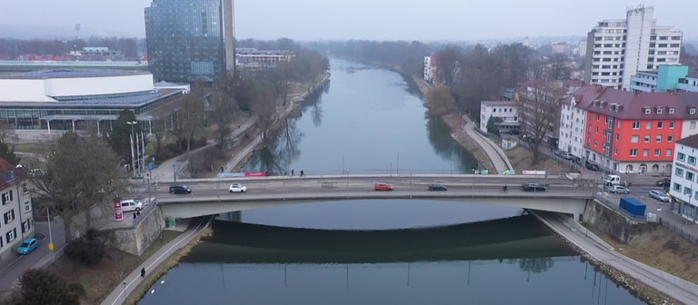 Die Gänstorbrücke über die Donau aus der Luft (Foto: SWR)