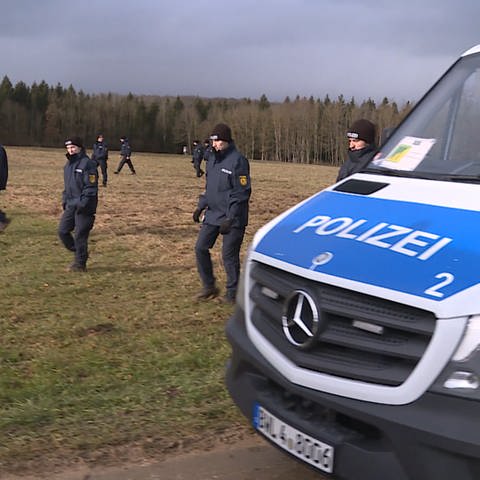 Polizeibeamte auf einem Feld: Am Donnerstag wurde der Fundort einer Leiche bei Amstetten erneut auf Spuren hin untersucht (Foto: SWR)